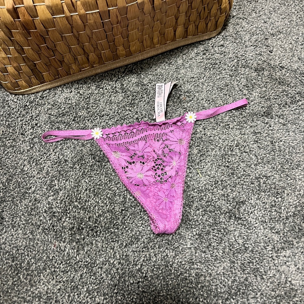 NWT Daisy G String